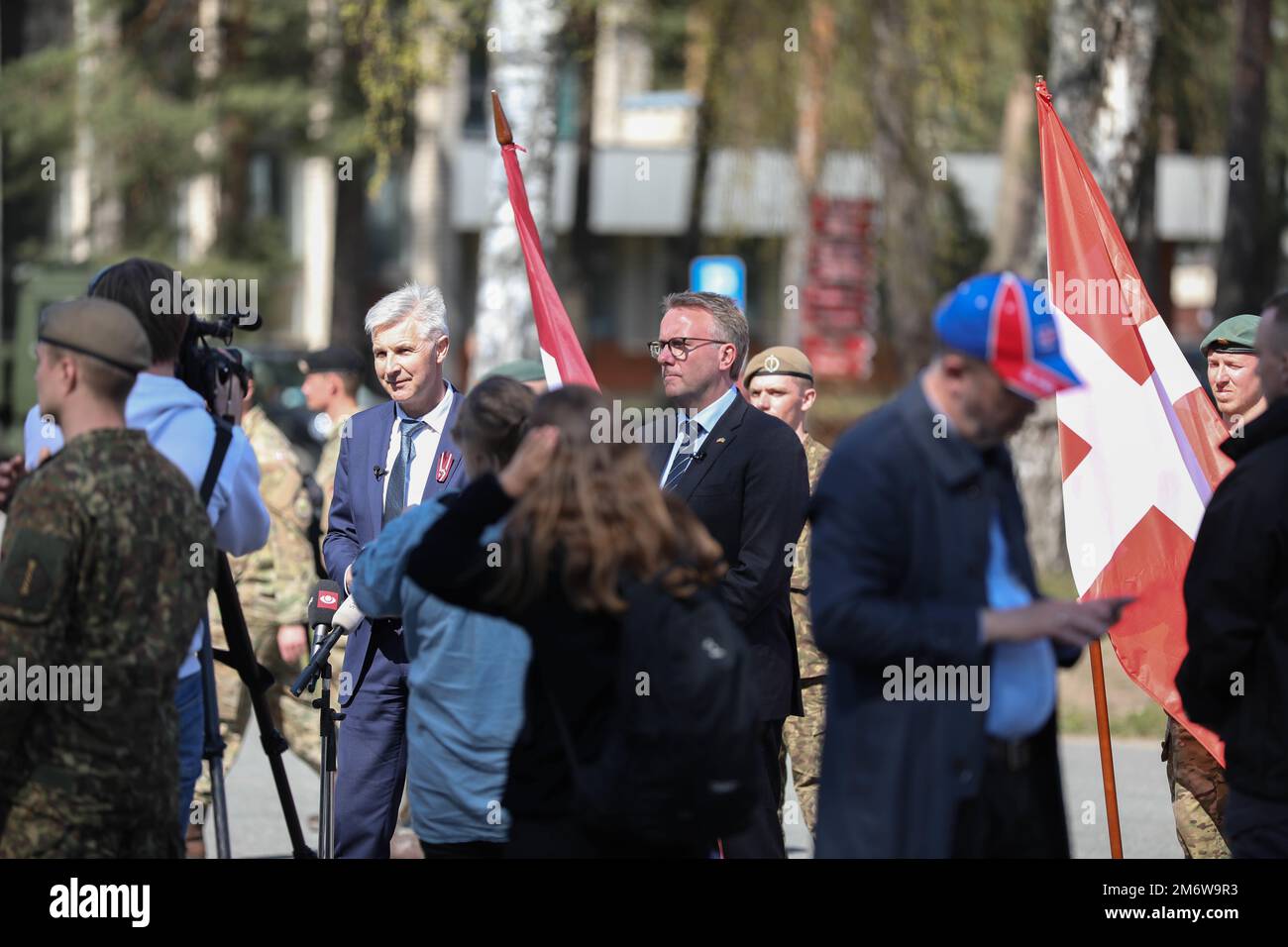 Le ministre letton de la Défense, Artis Pabriks, et le ministre danois de la Défense, Morten Bødskov, répondent aux entretiens des médias peu après la fin de la cérémonie d'accueil des troupes danoises sur le site d'opération Forward Adazi, Lettonie, 06 mai 2022. Des soldats danois ont été reçus lors d’une cérémonie de bienvenue, dans le cadre de la présence avancée renforcée de l’OTAN en Lettonie, renforçant ainsi les liens au sein de l’alliance. Banque D'Images