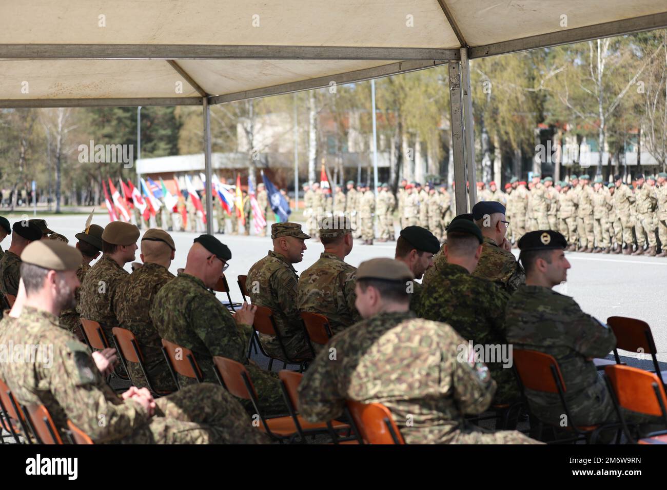 Des officiers de haut rang et des officiers non commissionnés attendent la cérémonie d'accueil pour que les troupes danoises commencent sur le terrain de parade du site d'opération Forward Adazi, Lettonie, 06 mai 2022. Des soldats danois ont été reçus lors d’une cérémonie de bienvenue, dans le cadre de la présence avancée renforcée de l’OTAN en Lettonie, renforçant ainsi les liens au sein de l’alliance. Banque D'Images