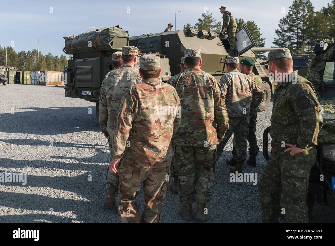 ÉTATS-UNIS Les soldats affectés à l’artillerie de la Division d’infanterie de 1st rencontrent des soldats slovaques affectés au groupe de combat de présence avancée renforcée de l’OTAN pour en apprendre davantage sur leurs systèmes d’artillerie au cours de l’exercice Swift Response au site d’opération avancée Adazi, Lettonie, 6 mai 2022. SWIFT Response 2022 est un exercice de formation multinational annuel qui a lieu en Europe de l'est, dans l'Arctique du Nord, dans les pays baltes et dans les Balkans en provenance de 2-20 mai 2022. Il vise à présenter des forces militaires crédibles en Europe et en Afrique et à améliorer leur état de préparation en établissant une interopérabilité aérienne avec les alliés et les partenaires et Banque D'Images