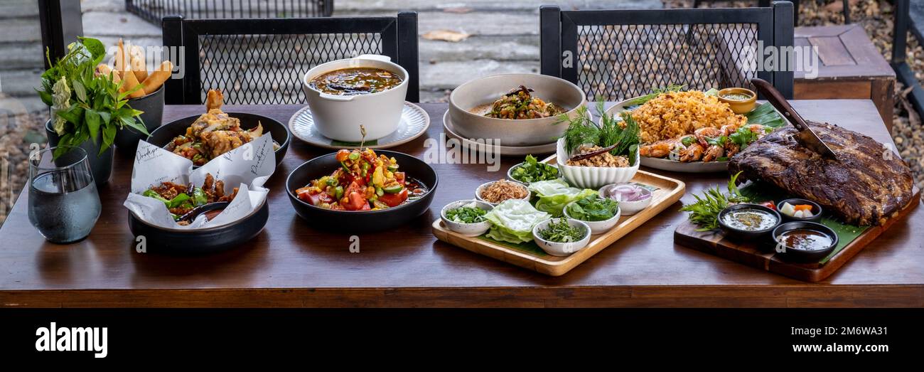 Vue de dessus à la table avec cuisine thaïlandaise Banque D'Images