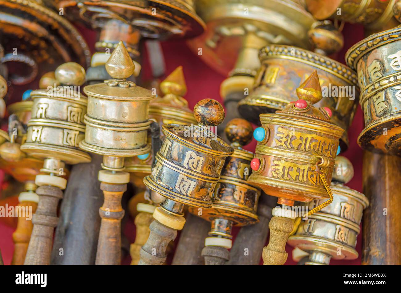 Roues de prière bouddhiste à vendre, Katmandou, Népal Banque D'Images