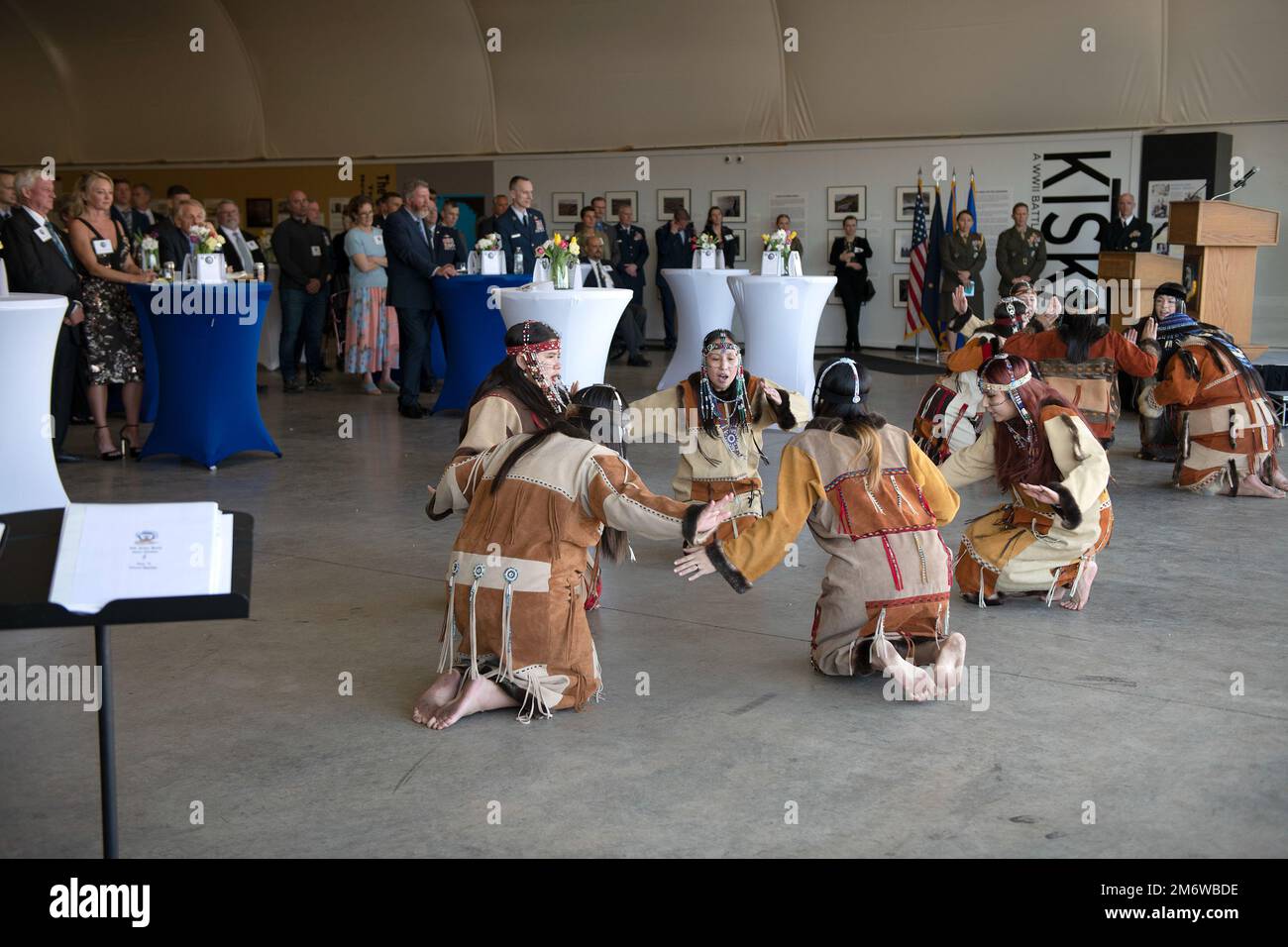 Les danseurs d'Unangax Anchorage se produisent à la célébration de l'anniversaire de 75th pour le commandement de l'Alaska au Musée de l'aviation de l'Alaska, Anchorage, Alaska, 6 mai 2022. Général Glen Vanherck, commandant, Commandement de la défense aérospatiale de l'Amérique du Nord et États-Unis Northern Command, prononcera le discours principal de l'événement, soulignant l'histoire et l'avenir de la région arctique. (Photo du ministère de la Défense par Chuck Marsh) Banque D'Images