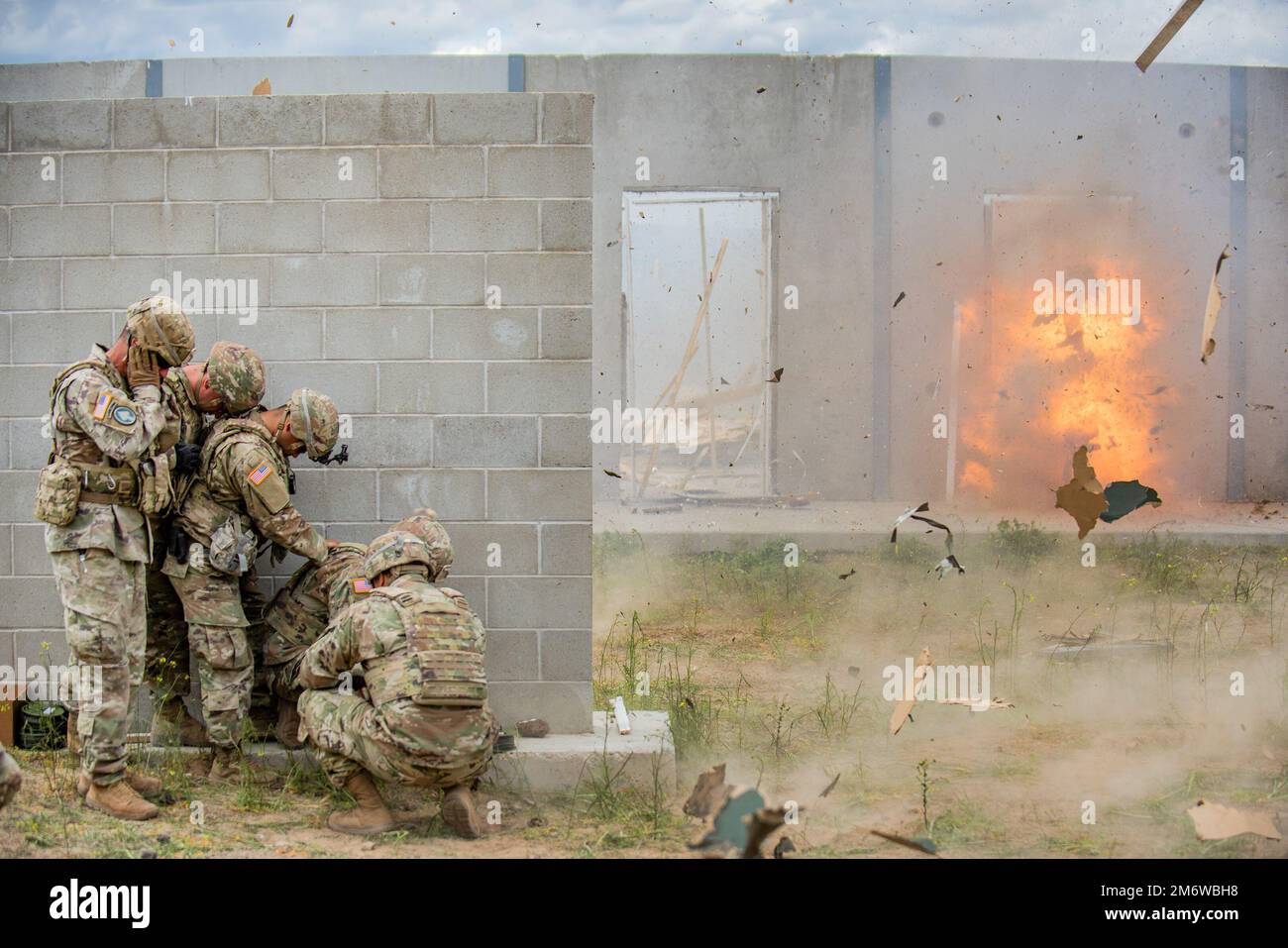 Les ingénieurs de combat du bataillon des ingénieurs-brigades 116th ont participé à leur entraînement annuel de démolition et de braconnage explosif à travers les portes et les structures murales sur 6 mai 2022. Les ingénieurs de combat soutiennent la mobilité, la contre-mobilité et la capacité de survie des soldats de l'équipe de combat de la Brigade de Cavalry 116th pendant les missions de combat. « Notre travail est de nous assurer que nous permettons avec compétence à notre personnel de combat de passer du point A au point B », a déclaré le Sgt. 1st classe Robert Smith, sergent de peloton avec la BEB de 116th. « La contre-mobilité consiste à empêcher l’ennemi d’aller de l’avant, de sorte que nous le puissions Banque D'Images