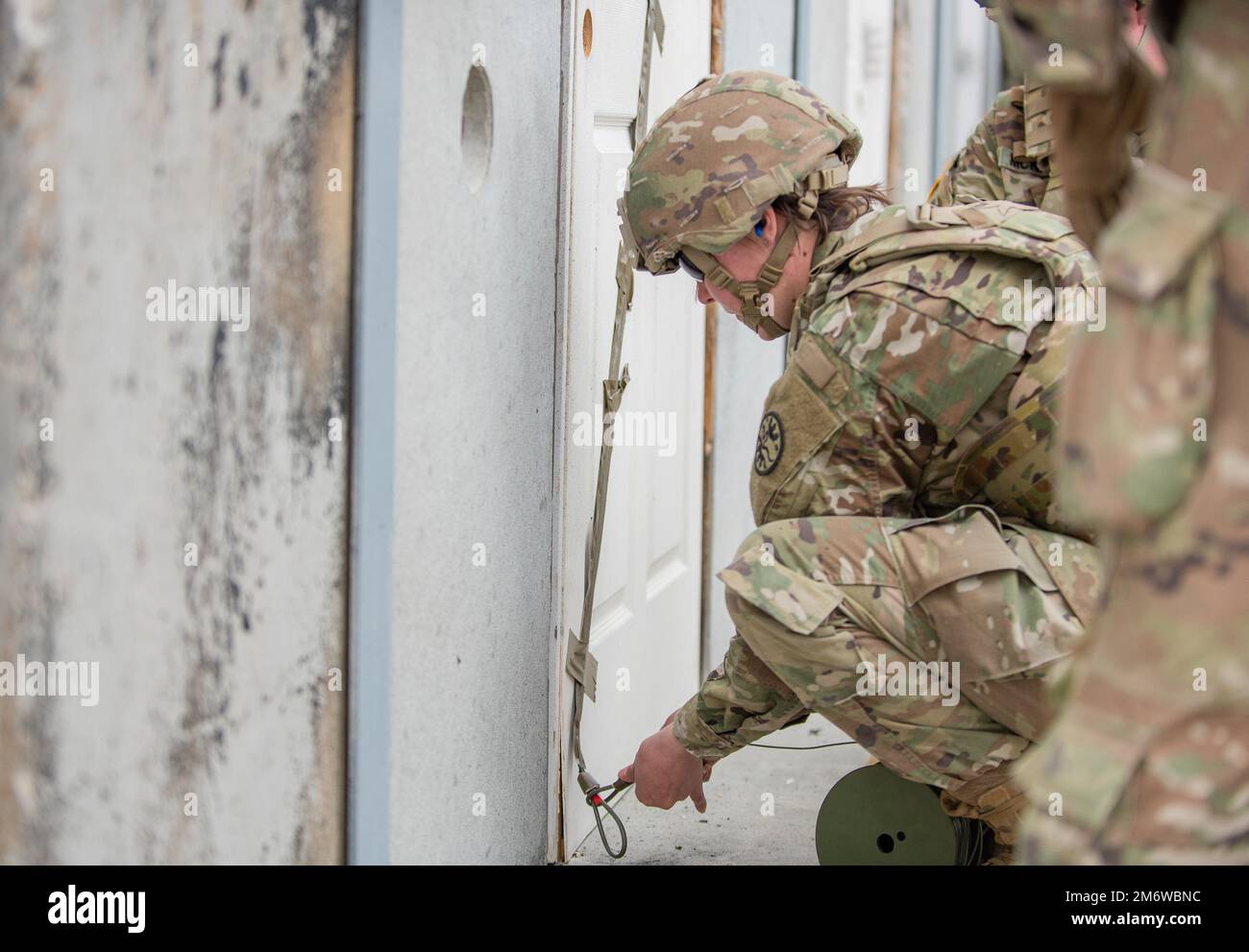 Les ingénieurs de combat du bataillon des ingénieurs-brigades 116th ont participé à leur entraînement annuel de démolition et de braconnage explosif à travers les portes et les structures murales sur 6 mai 2022. Les ingénieurs de combat soutiennent la mobilité, la contre-mobilité et la capacité de survie des soldats de l'équipe de combat de la Brigade de Cavalry 116th pendant les missions de combat. « Notre travail est de nous assurer que nous permettons avec compétence à notre personnel de combat de passer du point A au point B », a déclaré le Sgt. 1st classe Robert Smith, sergent de peloton avec la BEB de 116th. « La contre-mobilité consiste à empêcher l’ennemi d’aller de l’avant, de sorte que nous le puissions Banque D'Images