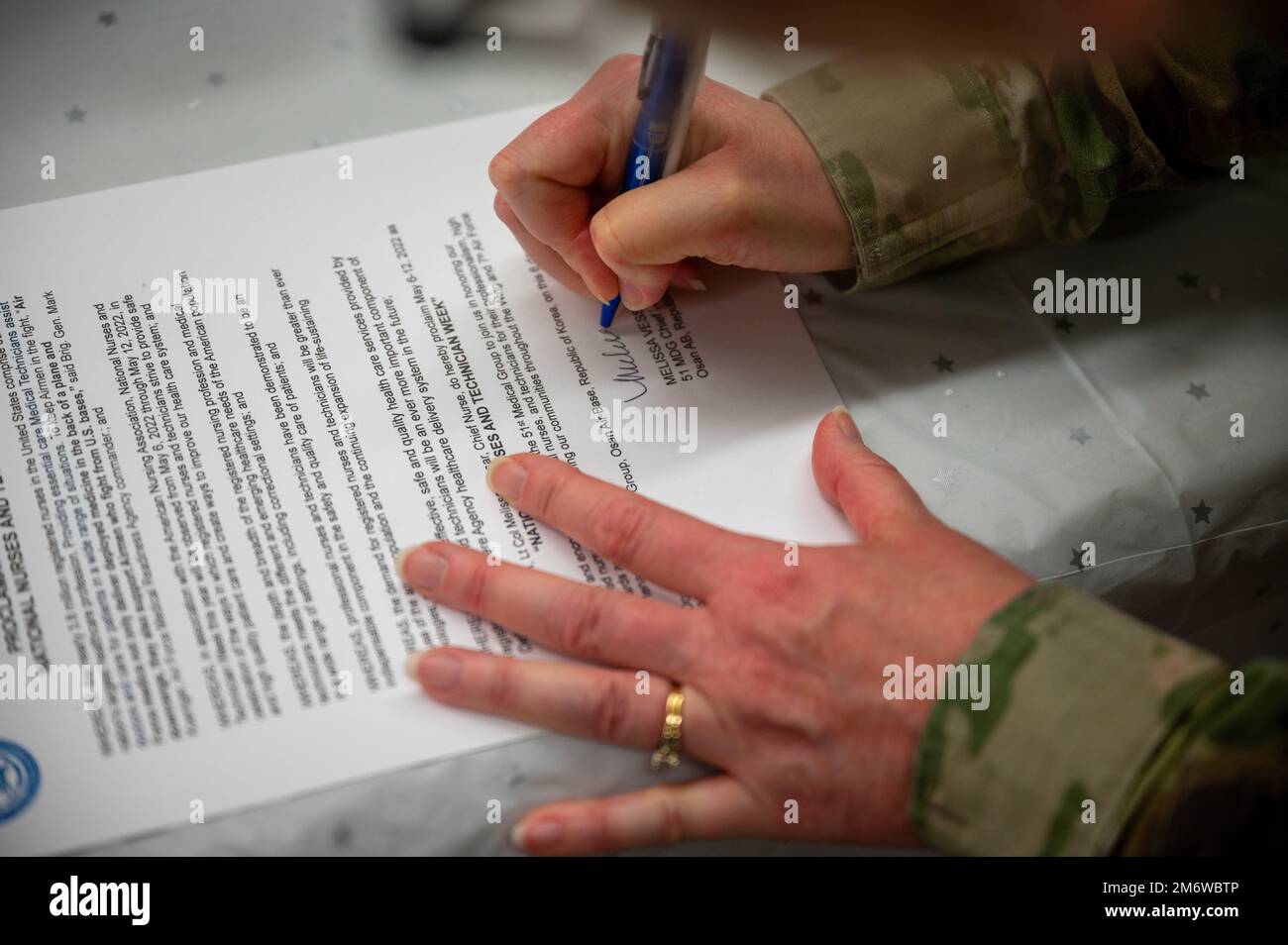 Le lieutenant-colonel Melissa Vessar, infirmière en chef du Groupe médical 51st, signe la note de proclamation à l'occasion de la semaine nationale des infirmières et des techniciens à la base aérienne d'Osan, République de Corée, 6 mai 2022. Conformément à l'Association américaine des infirmières et infirmiers, la semaine nationale des infirmières et techniciens sera observée de 6 mai à 12 mai pour l'année 2022. Banque D'Images