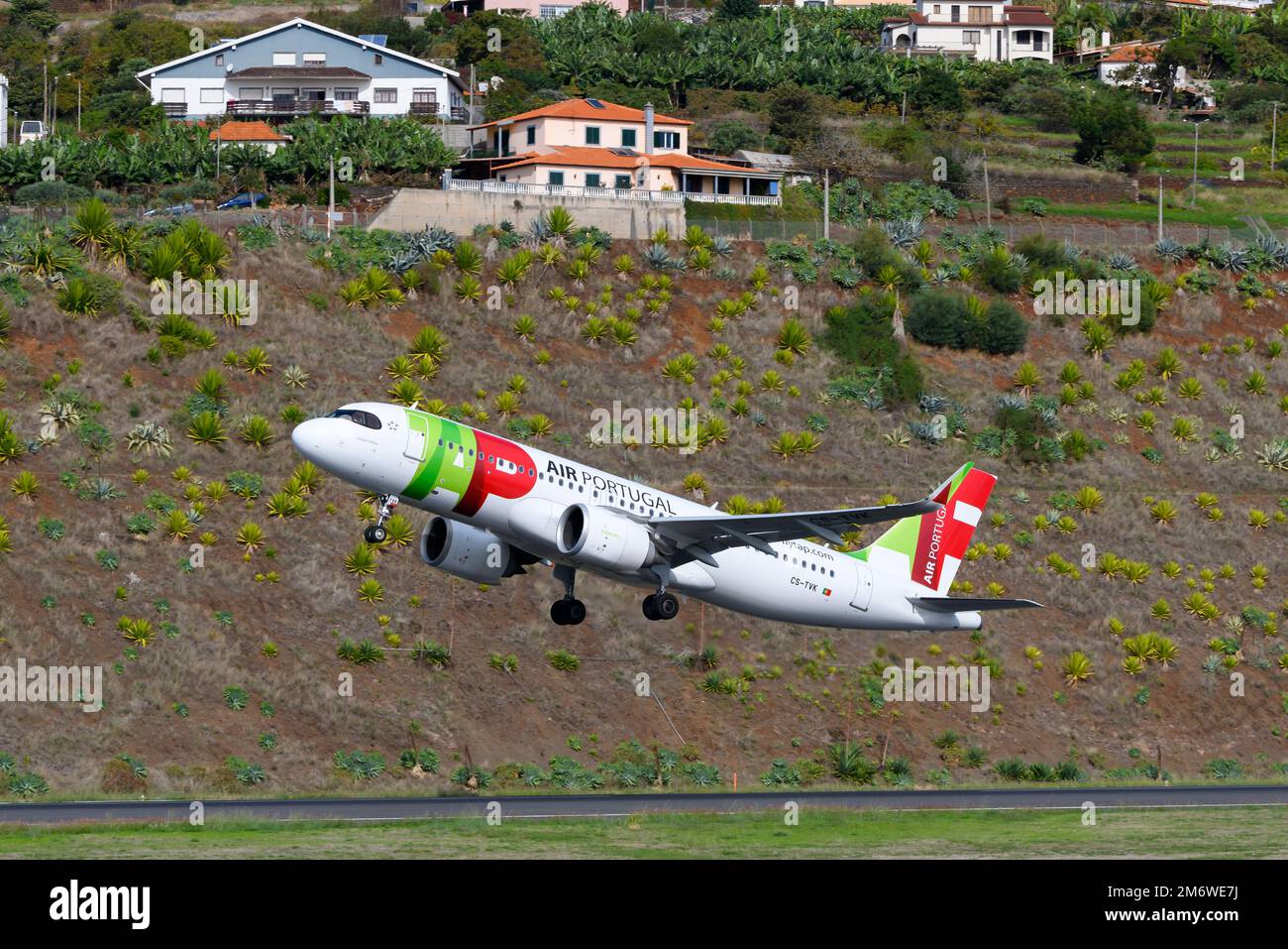 TAP Air Portugal Airbus A320 décollage de l'aéroport de Madère sur l'île de Funchal. Départ de l'avion A320 de la compagnie AÉRIENNE TAP Portugal. Banque D'Images