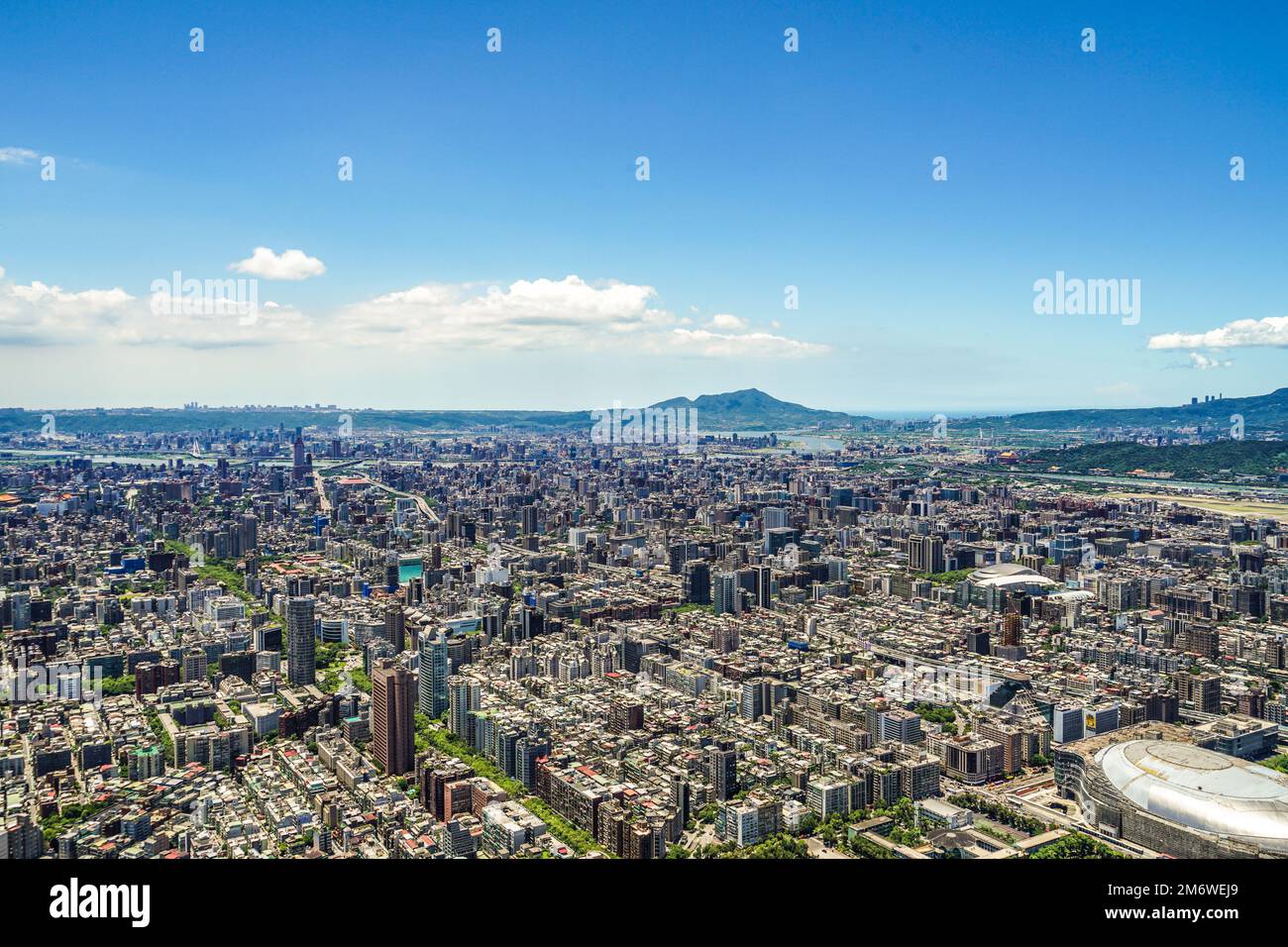 Paysage urbain de Taipei et ciel bleu visible de Taipei 101 Banque D'Images