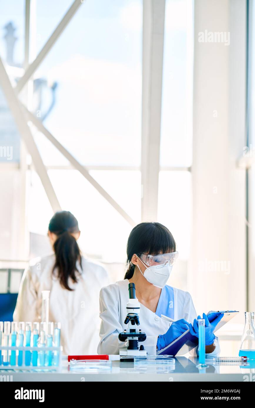 Équipe de recherche scientifique travaillant dans un laboratoire médical moderne Banque D'Images