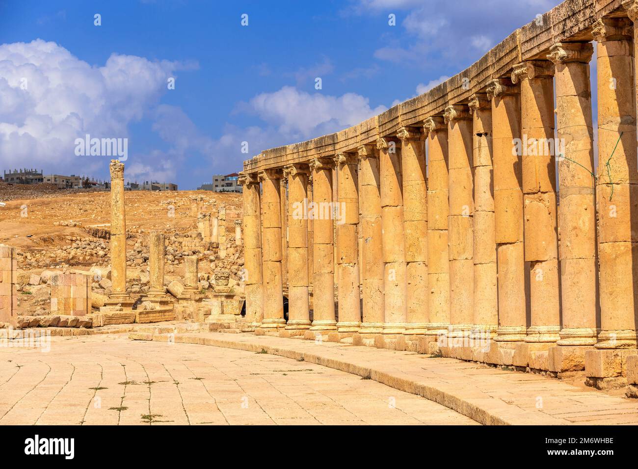 Rangée de colonnes du forum carré ovale, Jerash, Jordanie Banque D'Images