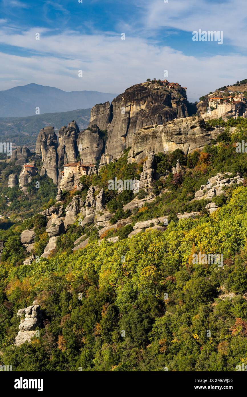 Vue verticale sur les monastères et les formations rocheuses de Meteora en Grèce Banque D'Images
