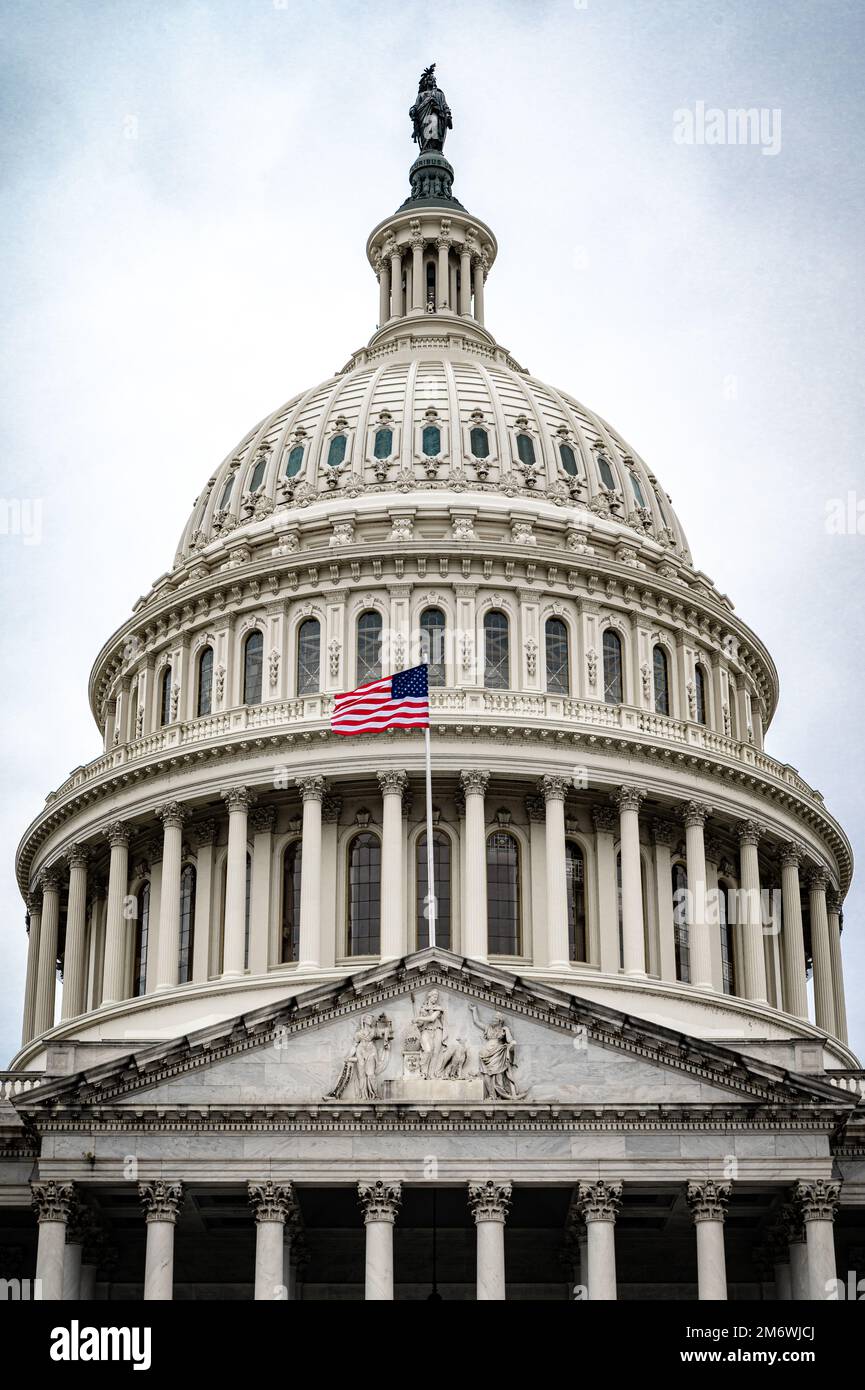 Façade du bâtiment du Capitole des États-Unis à Washington, D.C., par un temps nuageux. Banque D'Images