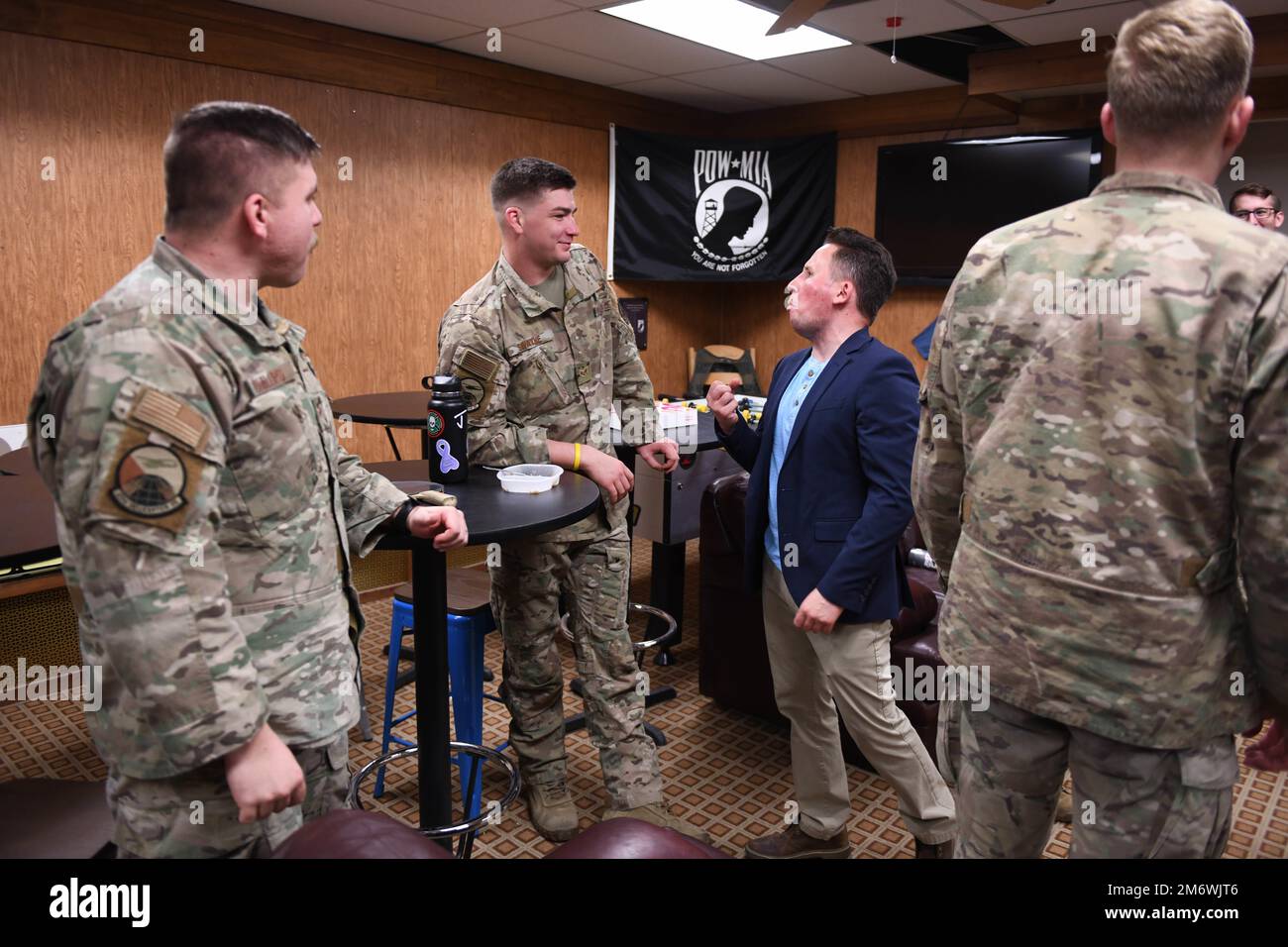 Dominic Syracuse, comédien du théâtre cognitif du comportement, accueille une classe avec des aviateurs du 37th Helicopter Squadron à F.E. Base aérienne de Warren, Wyoming, 5 mai 2022. La classe a été tenue pour aider les aviateurs à perfectionner leur intelligence émotionnelle ainsi que leurs compétences en communication interpersonnelle. Banque D'Images