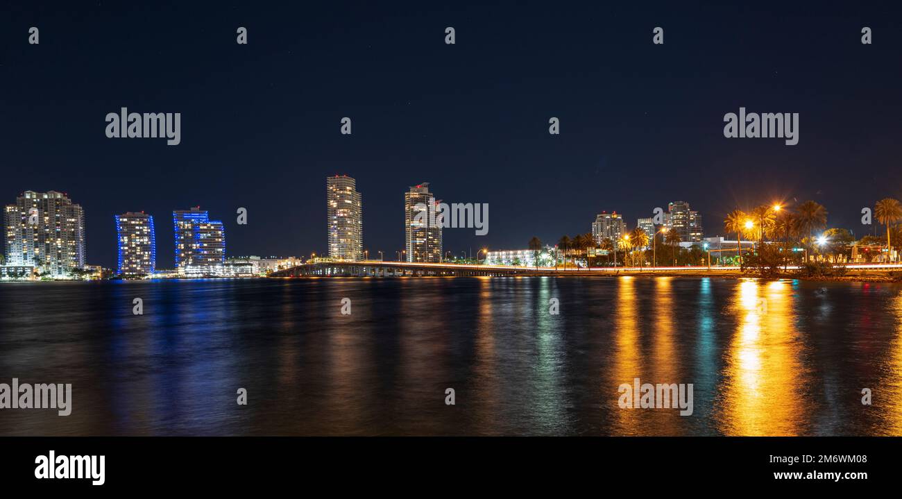 Photo panoramique nocturne du paysage de Miami. Bayside Marketplace Miami Downtown derrière MacArthur Causeway de Venetian Causeway. Banque D'Images