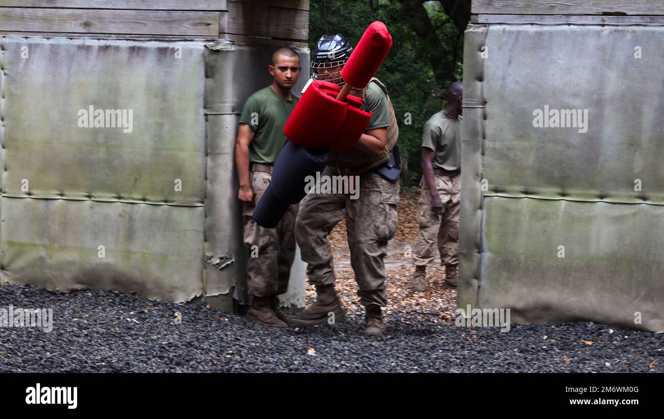 Les recrues de la Compagnie Alpha, 1st Bataillon d'instruction des recrues, complètent le Crucible à bord du corps de Marine recent Depot Parris Island, S.C. (6 mai 2022). Le Crucible sert de point culminant final, composé de corps à parquer, de bâtons de pugil, de cours de mouvement et d'exercices de patrouille. Après l'achèvement du Crucible, les recrues reçoivent leur Eagle, leur Globe et leur Anchor, et ont gagné le titre, United States Marine. Banque D'Images