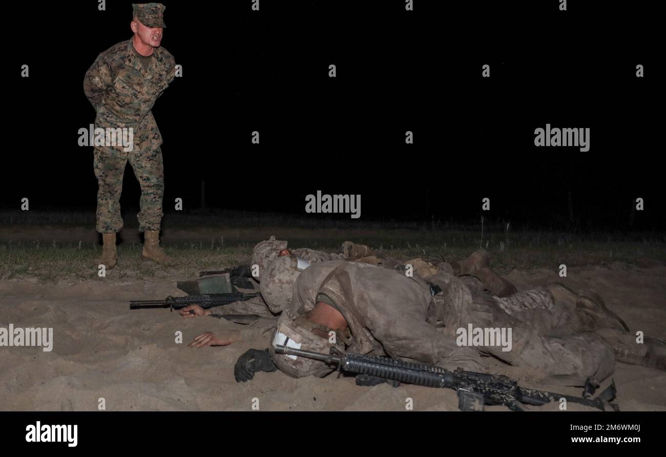 Les recrues de la Compagnie Alpha, 1st Bataillon d'instruction des recrues, complètent le Crucible à bord du corps de Marine recent Depot Parris Island, S.C. (6 mai 2022). Le Crucible sert de point culminant final, composé de corps à parquer, de bâtons de pugil, de cours de mouvement et d'exercices de patrouille. Après l'achèvement du Crucible, les recrues reçoivent leur Eagle, leur Globe et leur Anchor, et ont gagné le titre, United States Marine. Banque D'Images