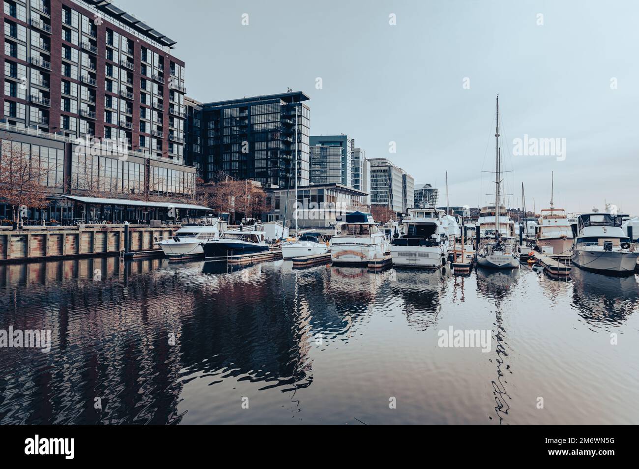 Le quai a rétabli Washington, DC, comme ville et destination au bord de l'eau. Journée nuageux à la marina, où les bateaux sont garés. Bâtiments à l'arrière. Banque D'Images