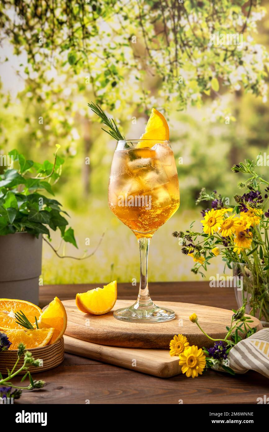 Cocktail coloré d'été sur la table. Cocktail de seltzer à l'orange. Table de fête d'été extérieure dans l'arrière-cour Banque D'Images