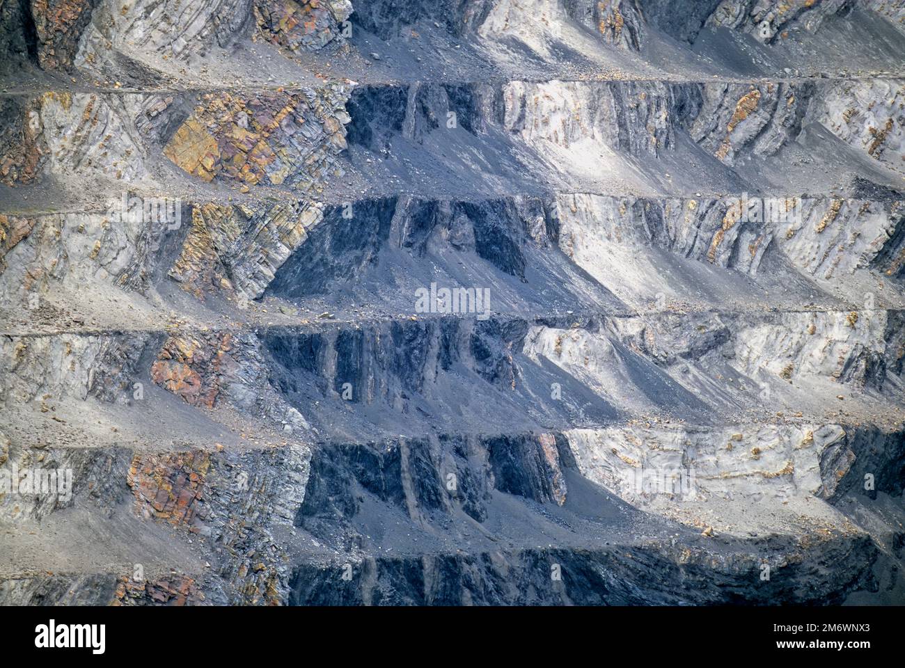 Une veine de charbon découverte dans la face rocheuse d'une mine de charbon à ciel ouvert dans les régions rurales de l'Alberta au Canada Banque D'Images