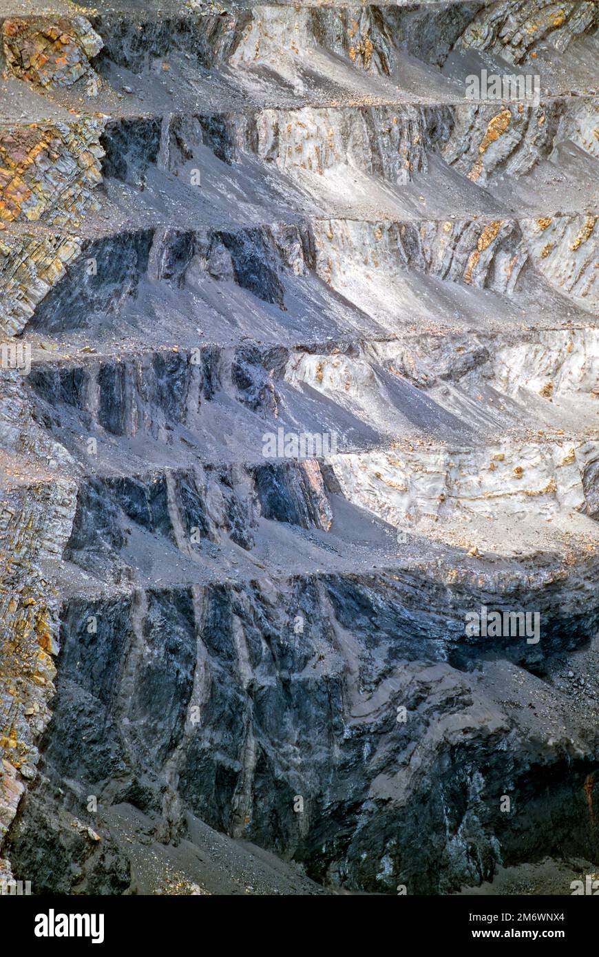 Une veine de charbon découverte dans la face rocheuse d'une mine de charbon à ciel ouvert dans les régions rurales de l'Alberta au Canada Banque D'Images