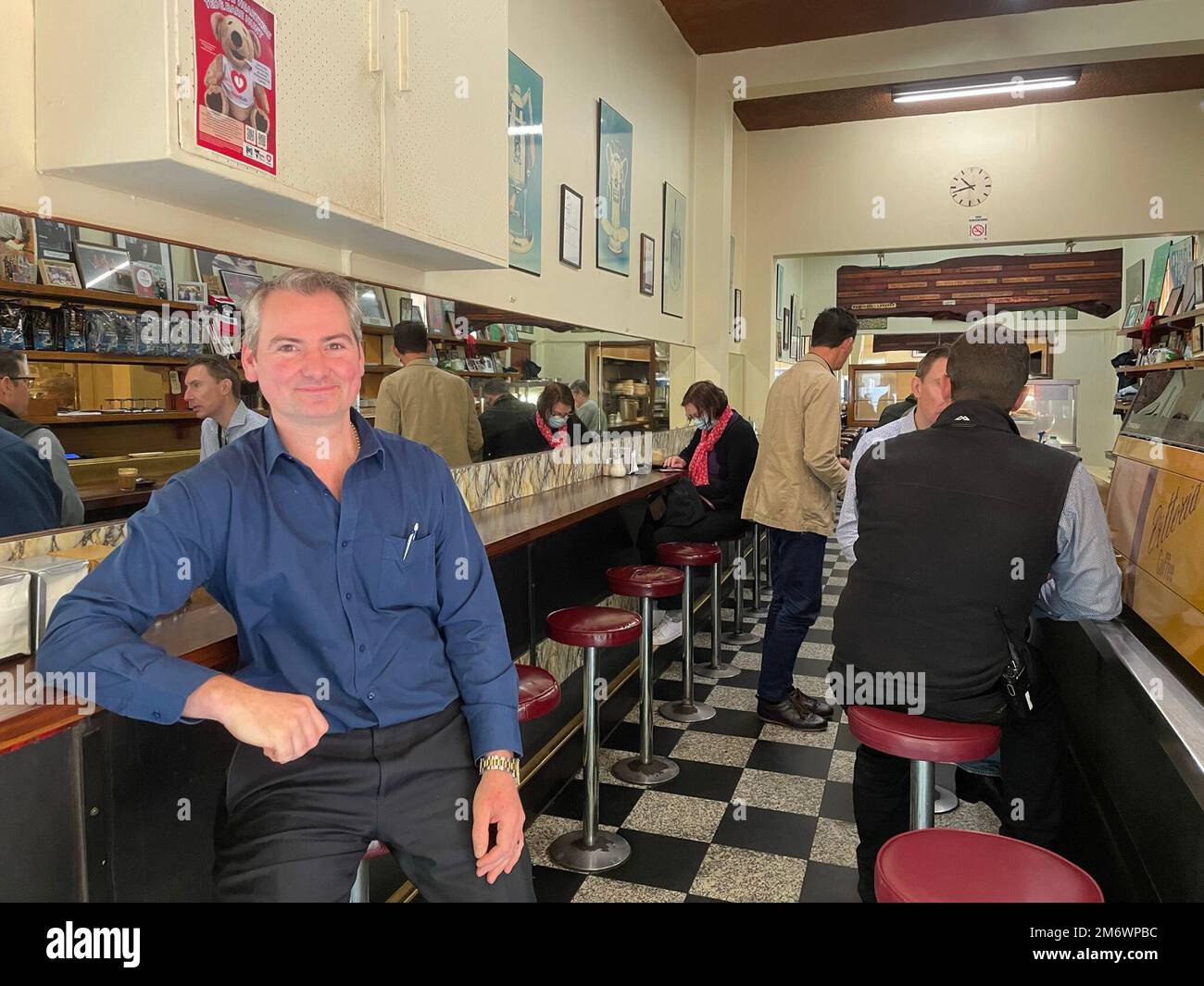 Melbourne, Australie. 25th novembre 2022. David Malaspina, le propriétaire du bar Espresso de Pellegrini, est assis dans son café. Le bar expresso est l'un des plus anciens cafés de la ville qui est toujours dans son état d'origine. (À dpa-Korr 'capitale mondiale du café : ce que Melbourne aime du haricot marron') Credit: Michelle Ostwald/dpa/Alay Live News Banque D'Images