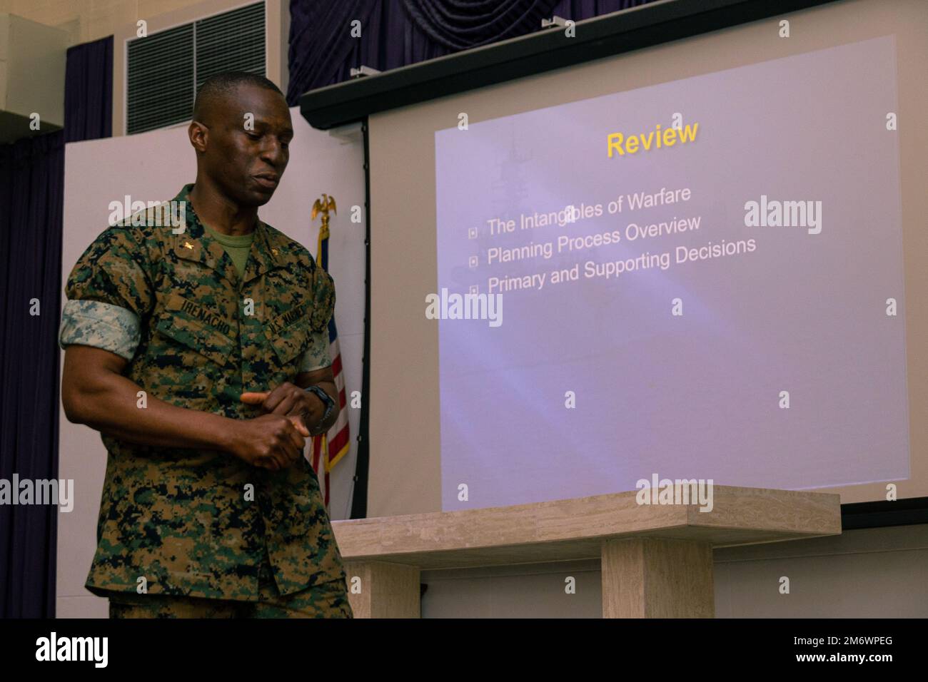 ÉTATS-UNIS Le Major Okechukwu Ihenacho, officier des opérations internationales au sein du Groupe de formation de la guerre expéditionnaire du Pacifique, enseigne une salle des États-Unis Marines, États-Unis Des marins de la Marine et des membres du service de la Force d’autodéfense japonaise pour un cours sur le processus de planification d’intervention rapide (R2P2) à Camp Hansen, Okinawa, Japon, 6 juin 2022. La formation R2P2 permet à l'unité expéditionnaire maritime (UMM) de 31st et à ses alliés de planifier rapidement avec l'objectif de préparer les forces d'exécution à la réponse aux crises. Le MEU de 31st, le seul MEU en permanence déployé par le corps des Marines, offre une flexibilité et un LET Banque D'Images