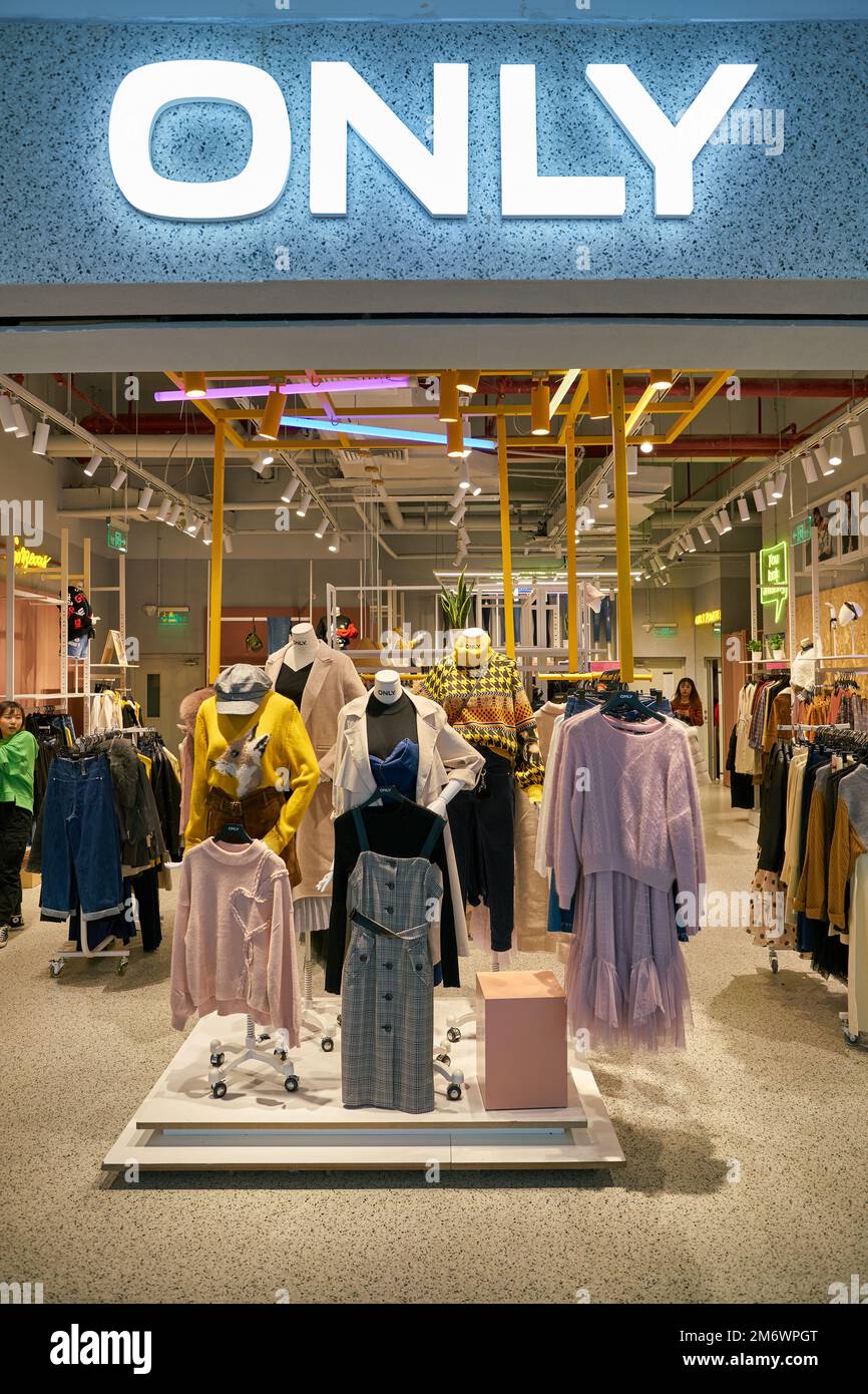 SHENZHEN, CHINE - VERS NOVEMBRE 2019 : vêtements exposés uniquement dans un  magasin de Shenzhen Photo Stock - Alamy