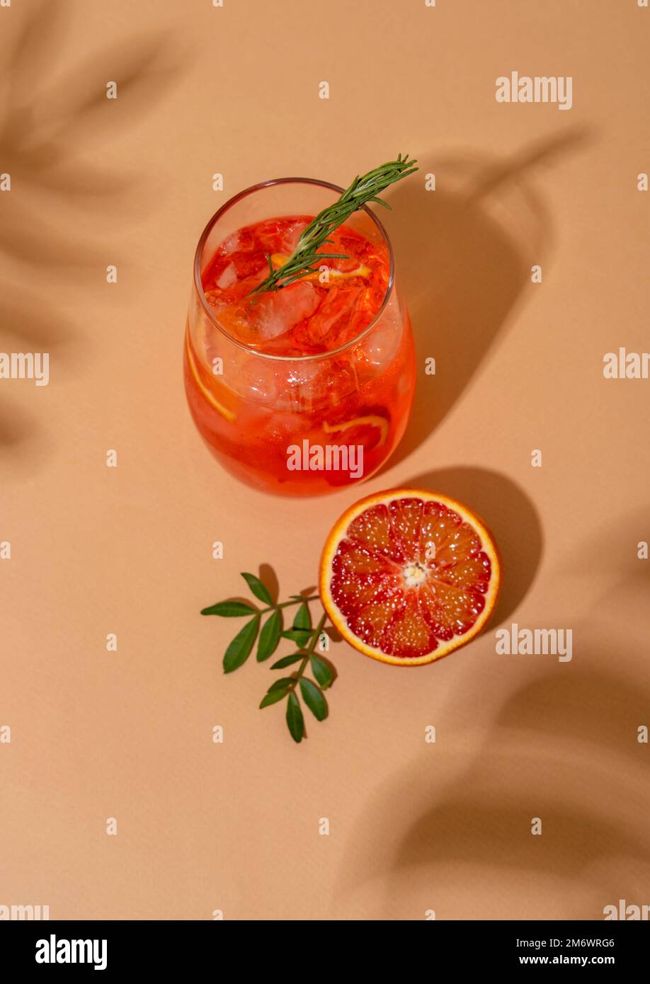Cocktail alcoolisé de glace d'été populaire servi sous la lumière du soleil d'été. Style tendance avec ombres. Banque D'Images