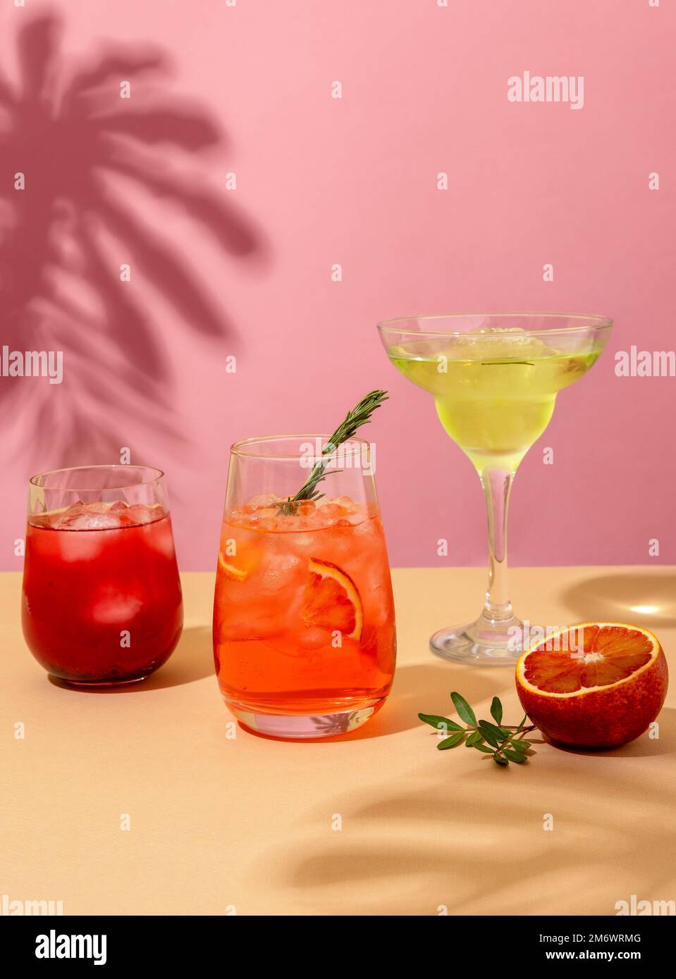 Des cocktails alcoolisés très populaires servis sous la lumière du soleil de l'été. Style tendance avec ombres. Banque D'Images