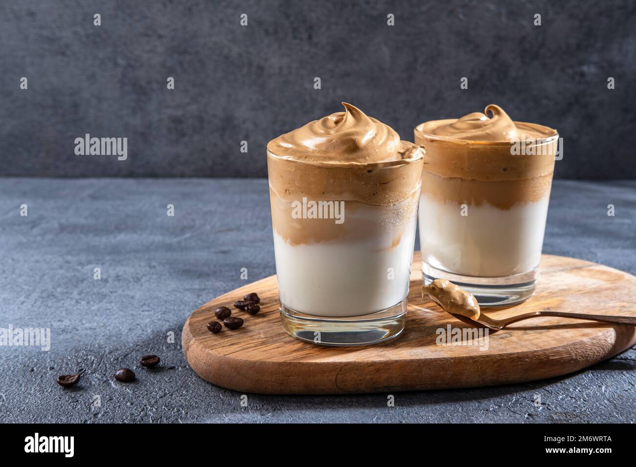 Café Dalgona, boisson fouettée crémeuse crémeuse glacée avec mousse de café et lait. Banque D'Images