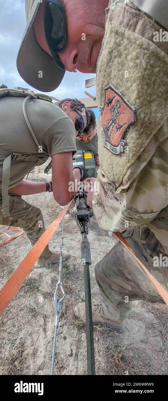 ÉTATS-UNIS Le Sgt. Loren Meeker (au centre) aide Jason Sharrer et Max Empol, classe Airman 1st, et Tech. Le Sgt Jay Hester entraîne une tige de mise à la terre dans le sol alors qu'ils mettent en place de l'équipement pour créer un terrain d'aviation actif pendant l'entraînement annuel à l'aérodrome de l'Armée Amedee, en Californie, au 6 mai 2022. L'entraînement de l'escadron de contrôle de la circulation aérienne 270th de Kingsley Field, à Klamath Falls, en Oregon, les a aidés à élaborer de nouvelles tactiques pour créer rapidement de multiples aérodromes tout temps. Banque D'Images