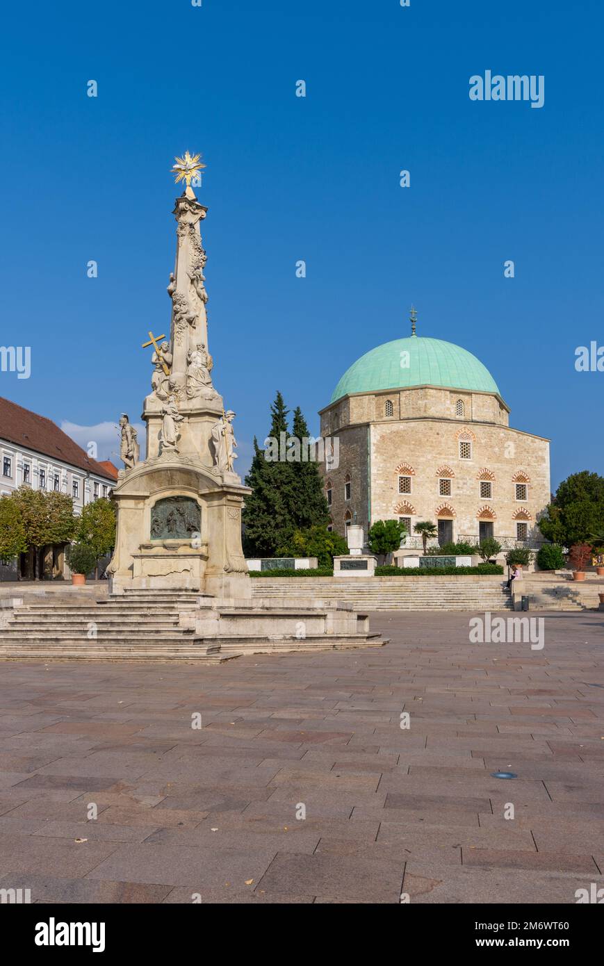 Vue sur la statue de la Sainte Trinité et la mosquée Pasha Qasim sur la place Szechenyi dans le centre-ville de Pécs Banque D'Images