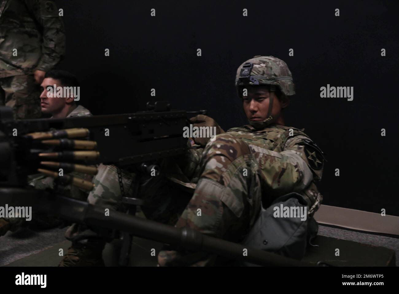 Le Sgt. Woong-hee Choi, 2nd, Division d'infanterie, se prépare à tirer au camp d'entraînement d'engagement (est), une aire de tir électronique simulée d'armes de petit calibre au Lgén Thomas S. Vandal Training Complex du Camp Humphreys, en Corée du Sud, au 7 mai 2022. L'ICSH et d'autres soldats ont tiré sur les simulateurs M-4, M-17, M-249, M-240 et M-2 en préparation aux compétitions de tir en direct organisées dans le cadre de la huitième compétition de meilleur guerrier de l'Armée et de meilleur combat. Banque D'Images