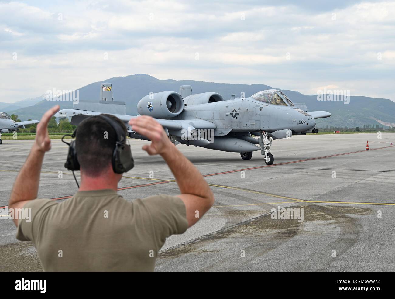 ÉTATS-UNIS Le sergent d'état-major de la Force aérienne Dylan Martin, chef d'équipage affecté à l'escadron de maintenance des aéronefs 175th, guide un aéronef Thunderbolt II A-10C affecté à l'escadron de combat 104th, garde nationale aérienne du Maryland, après son arrivée à la rue Ohrid L'aéroport Paul l'Apôtre d'Ohrid, dans le nord de la Macédoine, au 7 mai 2022, est prêt à mener une formation d'emploi de combat Agile à l'appui de l'exercice de réponse rapide. L'exercice Swift Response 22 est un exercice d'entraînement multinational annuel qui a lieu en Europe de l'est, dans l'Arctique du Nord, dans les pays baltes et dans les Balkans en provenance de 2-20 mai 2022. Le but de l'exercice Banque D'Images