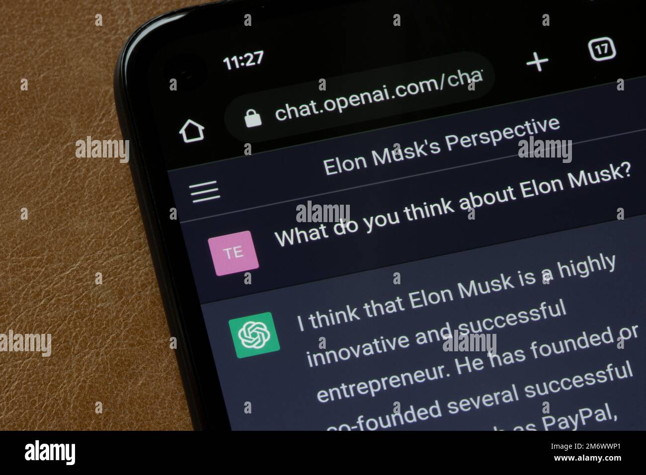 ChatGPT, un prototype ai chatbot développé par OpenAI qui se spécialise dans le dialogue, est vu répondre à une question sur Elon Musk, sur un smartphone. Banque D'Images
