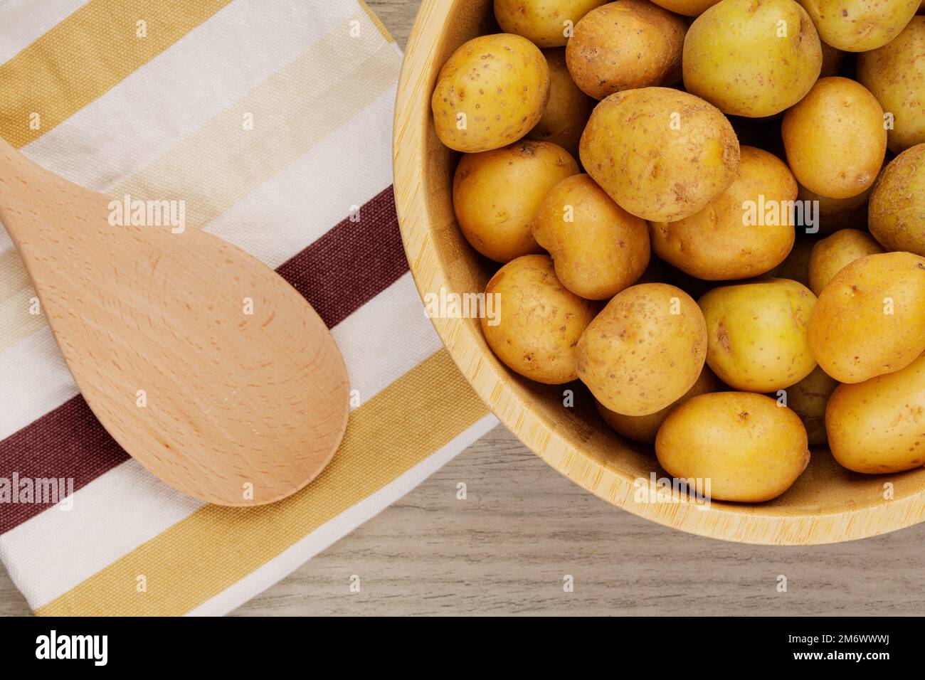 Un fond de pommes de terre neuves ou de pommes de terre bébé sur une table en bois Banque D'Images