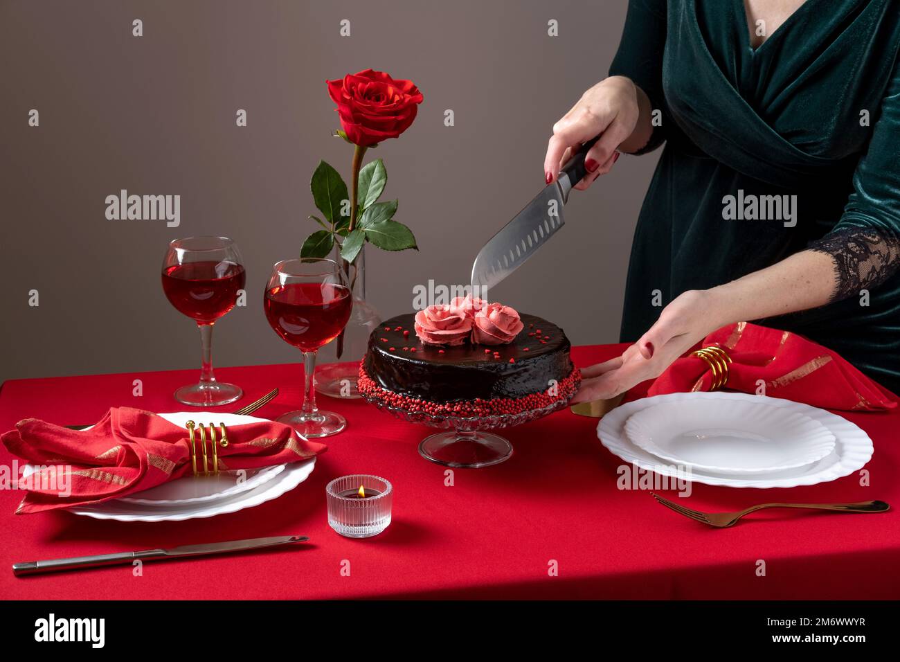 Saint Valentin. Gâteau au chocolat pour la Saint-Valentin. Dîner romantique aux chandelles. Table festive pour la Saint-Valentin Banque D'Images