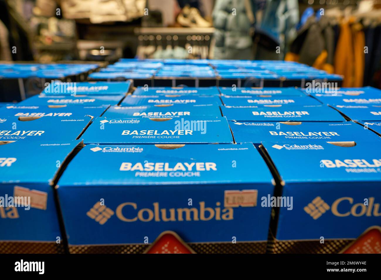 SHENZHEN, CHINE - VERS NOVEMBRE 2019: Gros plan des produits de la Columbia Sportswear Company comme vu dans le magasin à Shenzhen. Banque D'Images