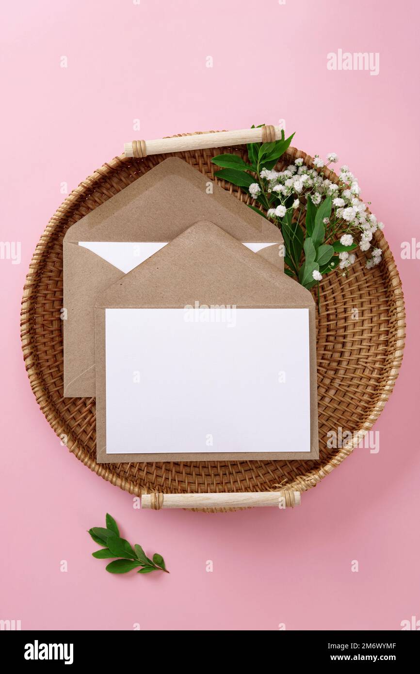 Cartes de vœux et enveloppes vierges avec gitsophila sur fond rose. Cartes de feuilles de papier vierges avec espace de copie de maquette. Minimum W Banque D'Images