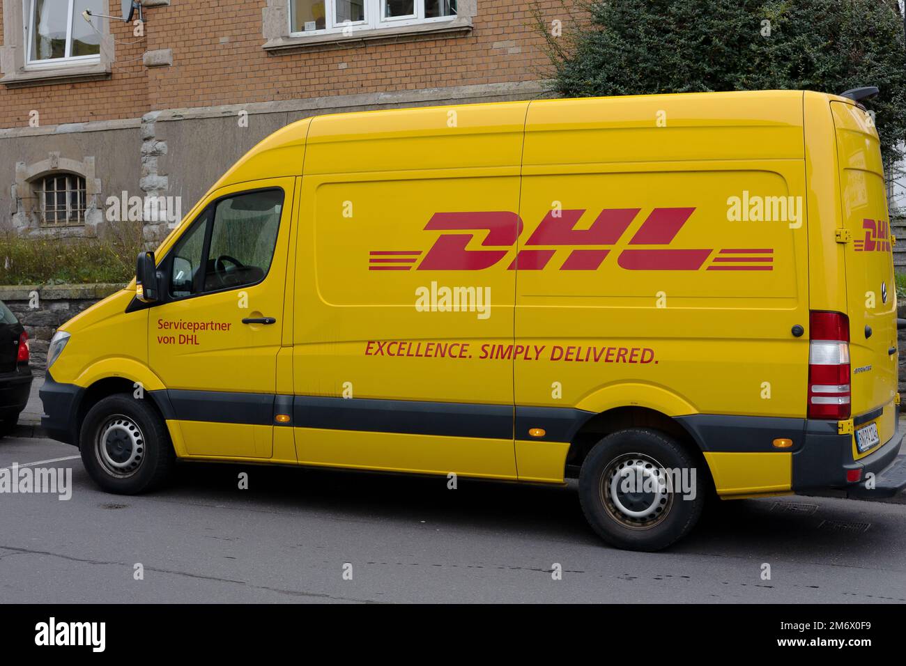 Neuwied, Allemagne - 17 décembre 2021: Navette de livraison de parking de DHL Banque D'Images