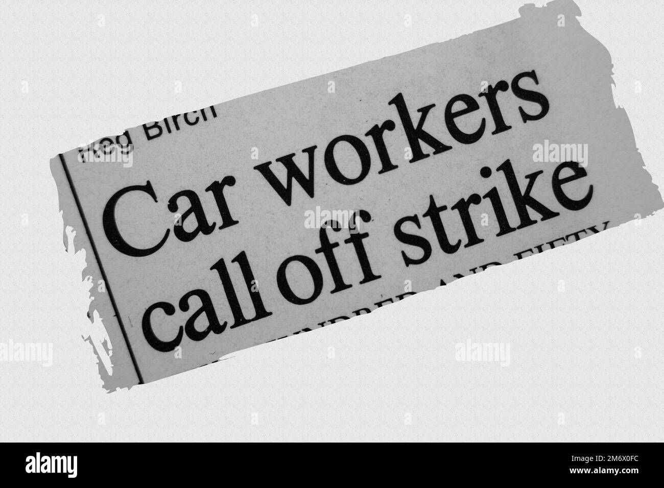 Les travailleurs de l'automobile appellent à la grève - article de presse de 1975 titre d'article de titre de journal avec superposition Banque D'Images