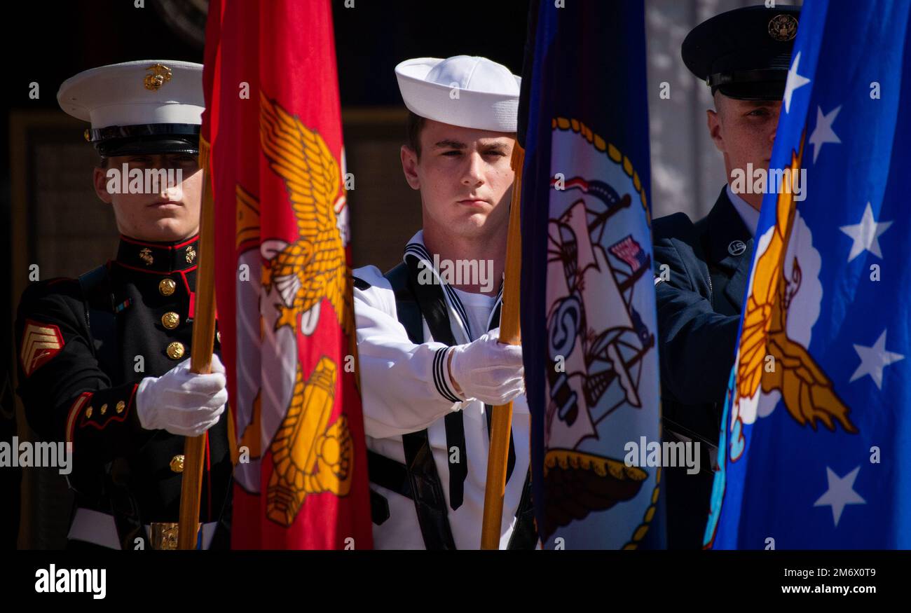 Les membres de la garde de couleur de tous les services présentent les drapeaux lors de la cérémonie commémorative annuelle d'élimination des explosifs de 53rd, à 7 mai. Les noms des techniciens récemment tombés et passés de la fin de journée sont ajoutés au mur du souvenir et les drapeaux sont présentés à leurs familles au cours d'une cérémonie chaque année au complexe d'entraînement de la fin de journée de Kauffman, à la base aérienne d'Eglin, en Floride Le total des services est maintenant de 343. (É.-U. Photo de la Force aérienne/ Samuel King Jr.) Banque D'Images