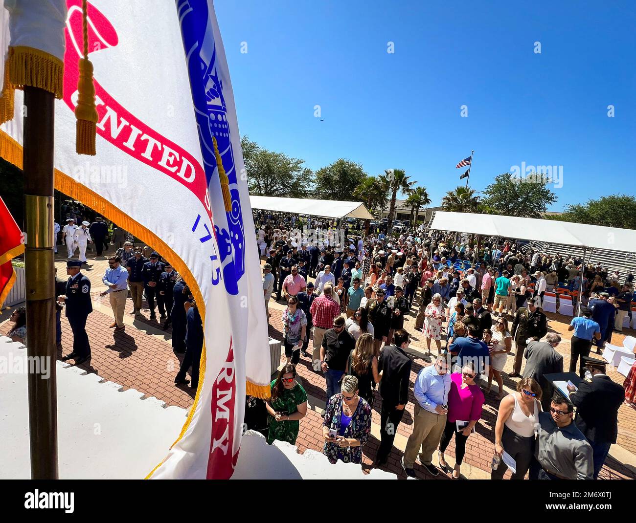 Les invités et les membres de la famille se réunissent pour observer le mur du souvenir après la cérémonie commémorative annuelle de destruction des munitions explosives de 53rd, à 7 mai. Les noms des techniciens récemment tombés et passés de la fin de journée sont ajoutés au mur du souvenir et les drapeaux sont présentés à leurs familles au cours d'une cérémonie chaque année au complexe d'entraînement de la fin de journée de Kauffman, à la base aérienne d'Eglin, en Floride Le total des services est maintenant de 343. (É.-U. Photo de la Force aérienne/ Samuel King Jr.) Banque D'Images