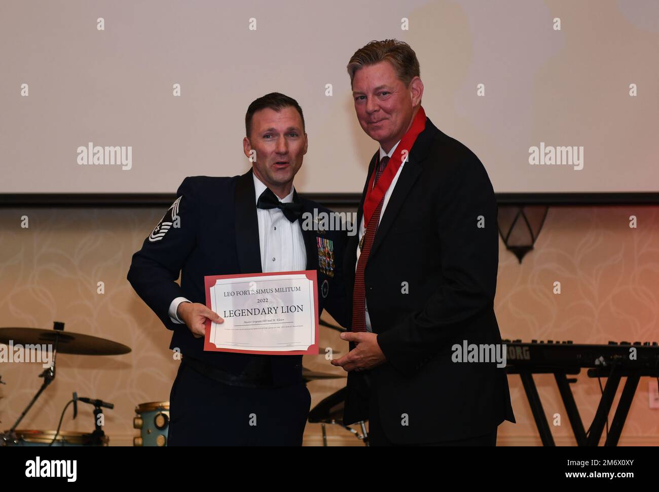 ÉTATS-UNIS Le Sgt Jeffrey Withherly, chef-maître de la Force aérienne, directeur du 16th e Escadron de transport aérien, présente la retraite des États-Unis Le Sgt Joel Klasen, maître de la Force aérienne, avec un certificat Lion légendaire lors d'une célébration de l'escadron à l'île de Palms, en Caroline du Sud, en 7 mai 2022. Le 16th A CÉLÉBRÉ son anniversaire de 82nd avec plusieurs hommages à son histoire. Banque D'Images