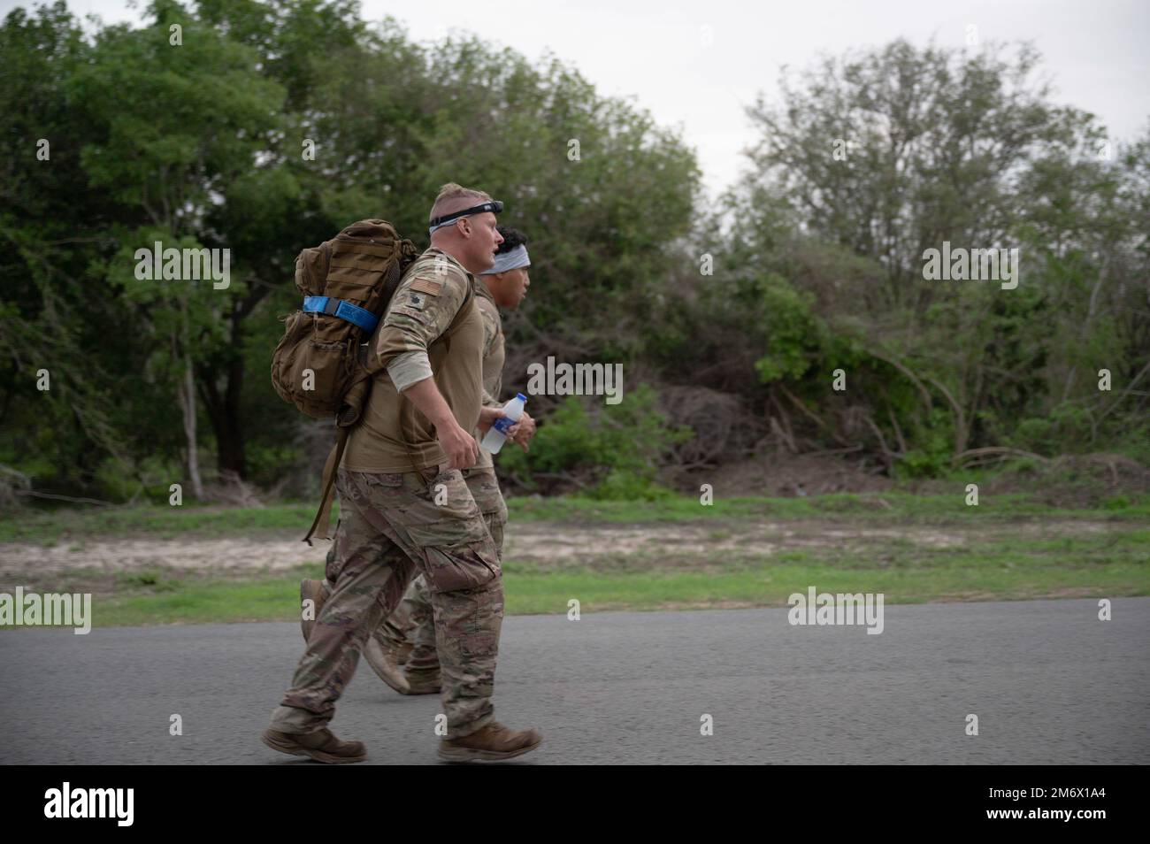 ÉTATS-UNIS Le lieutenant-colonel Drew Gehler de la Force aérienne, commandant de l'escadron de la base aérienne expéditionnaire 475th (EABS), court avec des aviateurs lors d'une marche de ruck norvégienne au camp Simba, Kenya, 7 mai 2022. Le PEA de 475th fournit un soutien aux opérations de base et aux communications à 13 partenaires de mission permettant des missions de commandement des opérations spéciales en Afrique au Kenya et en Somalie. Avec nos partenaires africains et internationaux, ils contribuent à assurer une Afrique sûre, stable et prospère. Banque D'Images