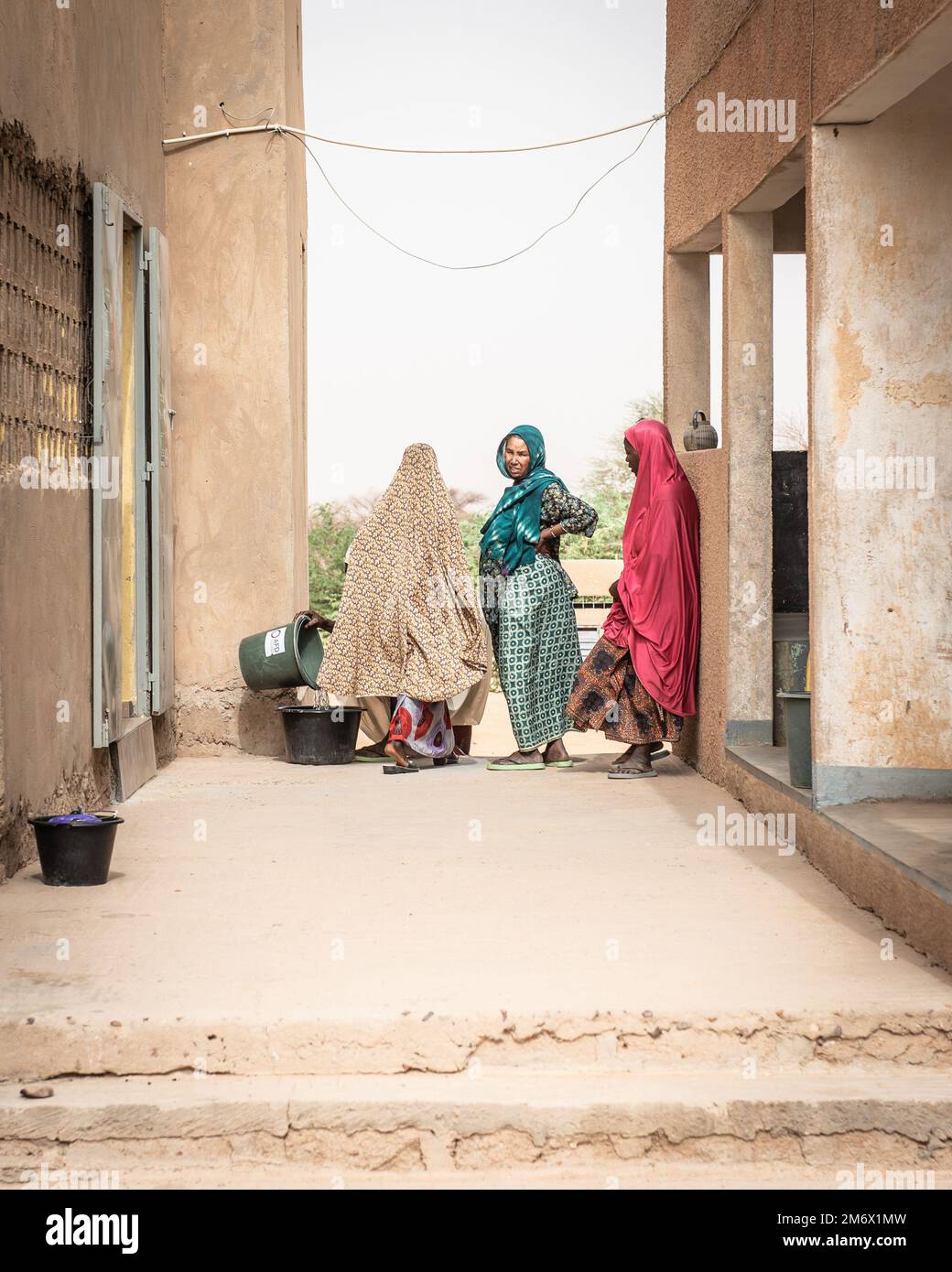 Un groupe de femmes de Dari, un village situé à l'ouest d'Agadez, se tient dans la section de maternité récemment rénovée de la clinique du village lors d'une rencontre entre le chef de leur village et l'équipe des affaires civiles du Groupe expéditionnaire aérien (AEG) de 409th à Dari, au Niger, au 7 mai 2022. En novembre 2021, les membres des 409th équipes d’AEG chargées des affaires civiles et des ingénieurs civils ont restauré la pompe à puits de Dari et remis à neuf la section de maternité de la clinique du village, fournissant une alimentation en eau courante aux villageois et un environnement de livraison plus assaini pour les femmes enceintes. L'équipe est revenue vérifier le villageois Banque D'Images