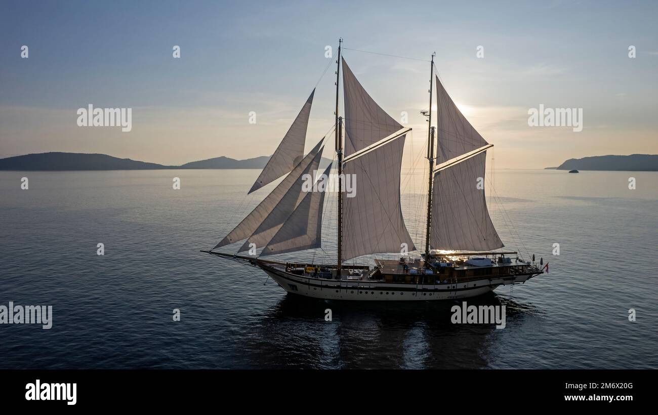 Vue aérienne d'un voilier dans le détroit de Dampier, Raja Ampat Indonésie. Banque D'Images