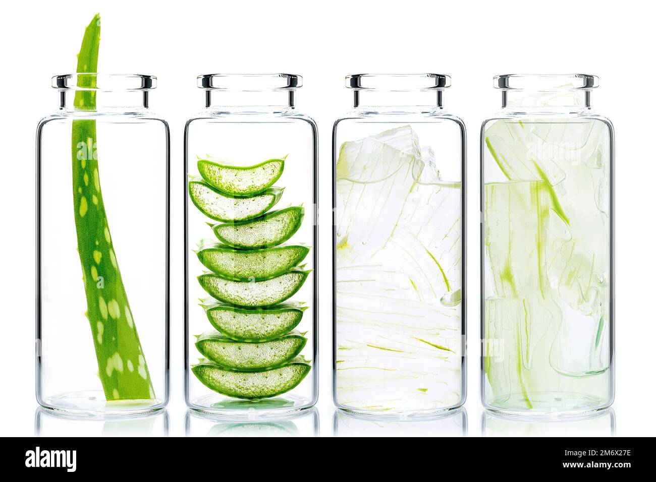 Soin de la peau maison aloe vera et gel d'aloe vera dans des bouteilles de verre isolées sur fond blanc. Banque D'Images