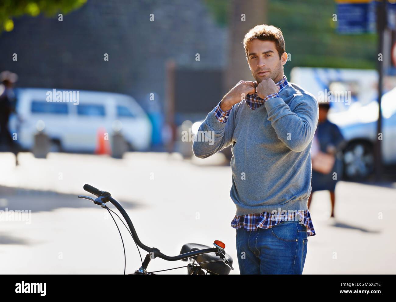 La seule façon de voyager en ville. un beau homme sur le point de faire un  tour sur son vélo dans la ville Photo Stock - Alamy