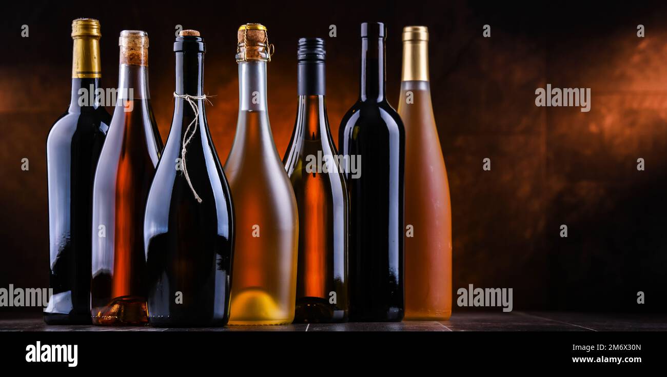 Composition avec des bouteilles de différentes sortes de vin. Banque D'Images