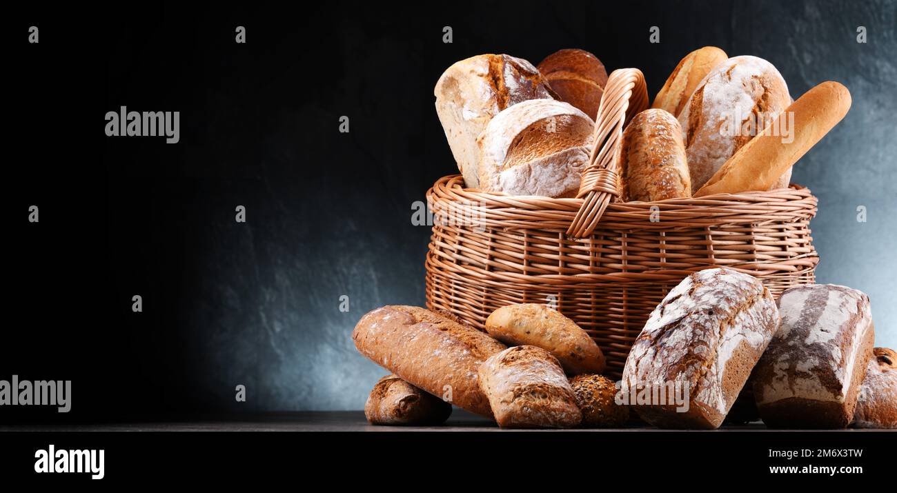 Panier en osier avec assortiment de produits de boulangerie Photo Stock -  Alamy